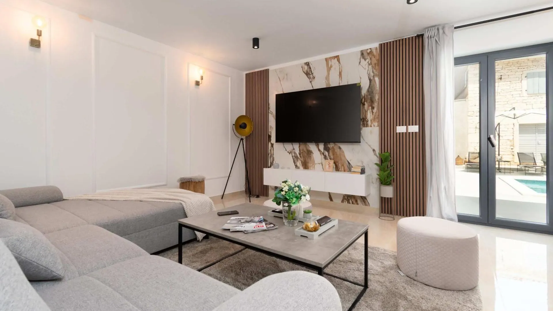 Tinjan Villa Simone Designer, Modern And Heritage Mix, Umzaunt, Buro 0*,  קרואטיה
