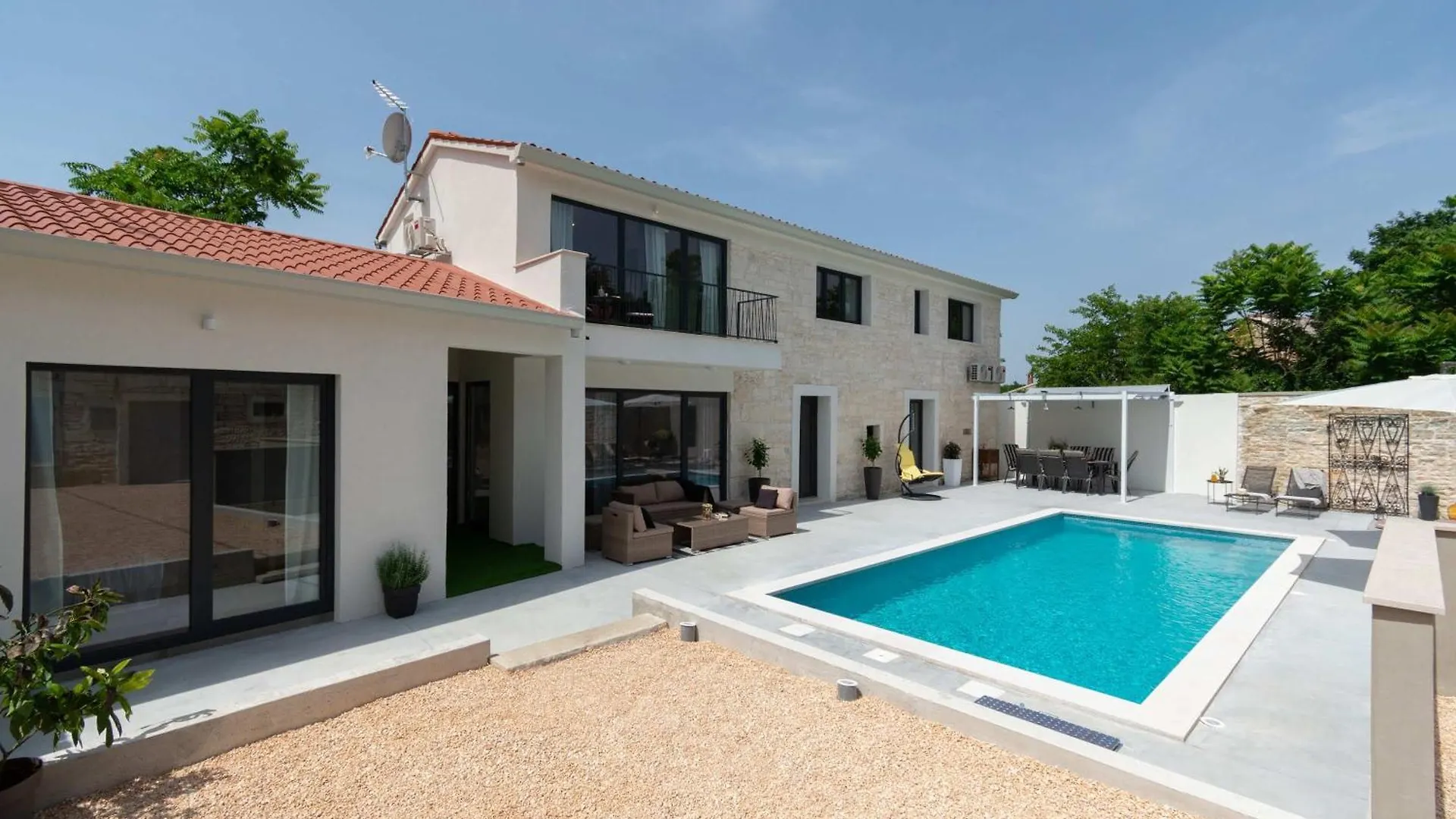 Tinjan Villa Simone Designer, Modern And Heritage Mix, Umzaunt, Buro בית נופש