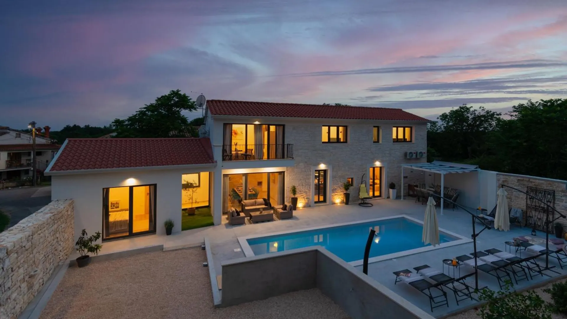 Tinjan Villa Simone Designer, Modern And Heritage Mix, Umzaunt, Buro