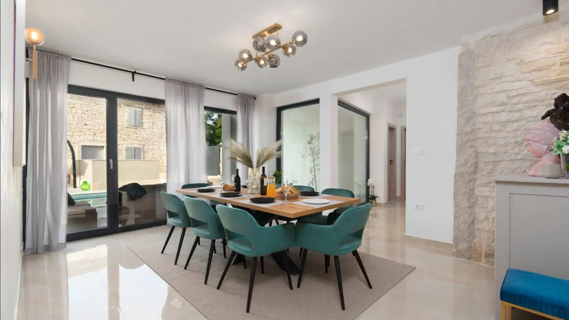 Villa Simone Designer, Modern And Heritage Mix, Umzaunt, Buro Tinjan 0*,