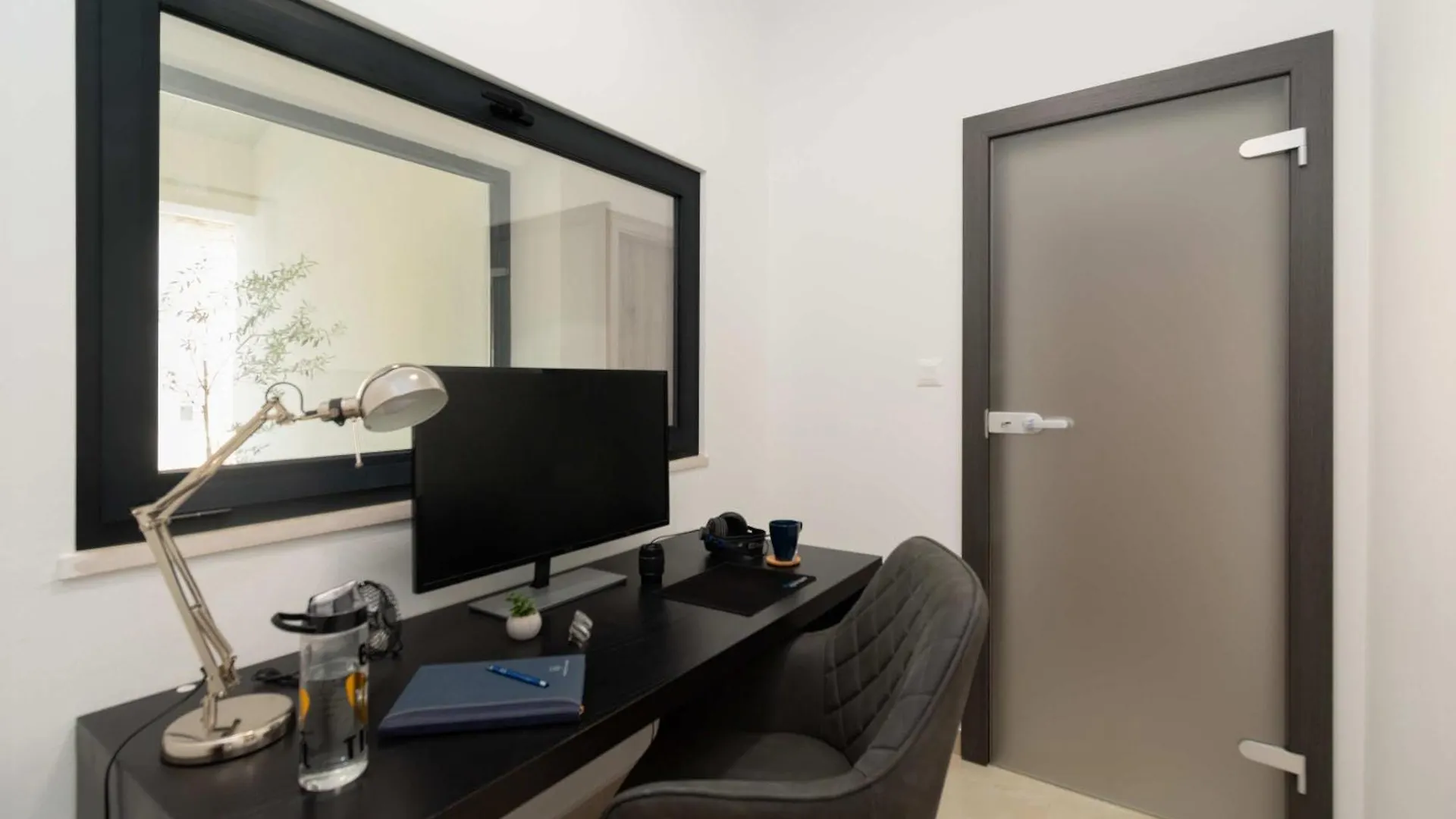 בית נופש Tinjan Villa Simone Designer, Modern And Heritage Mix, Umzaunt, Buro