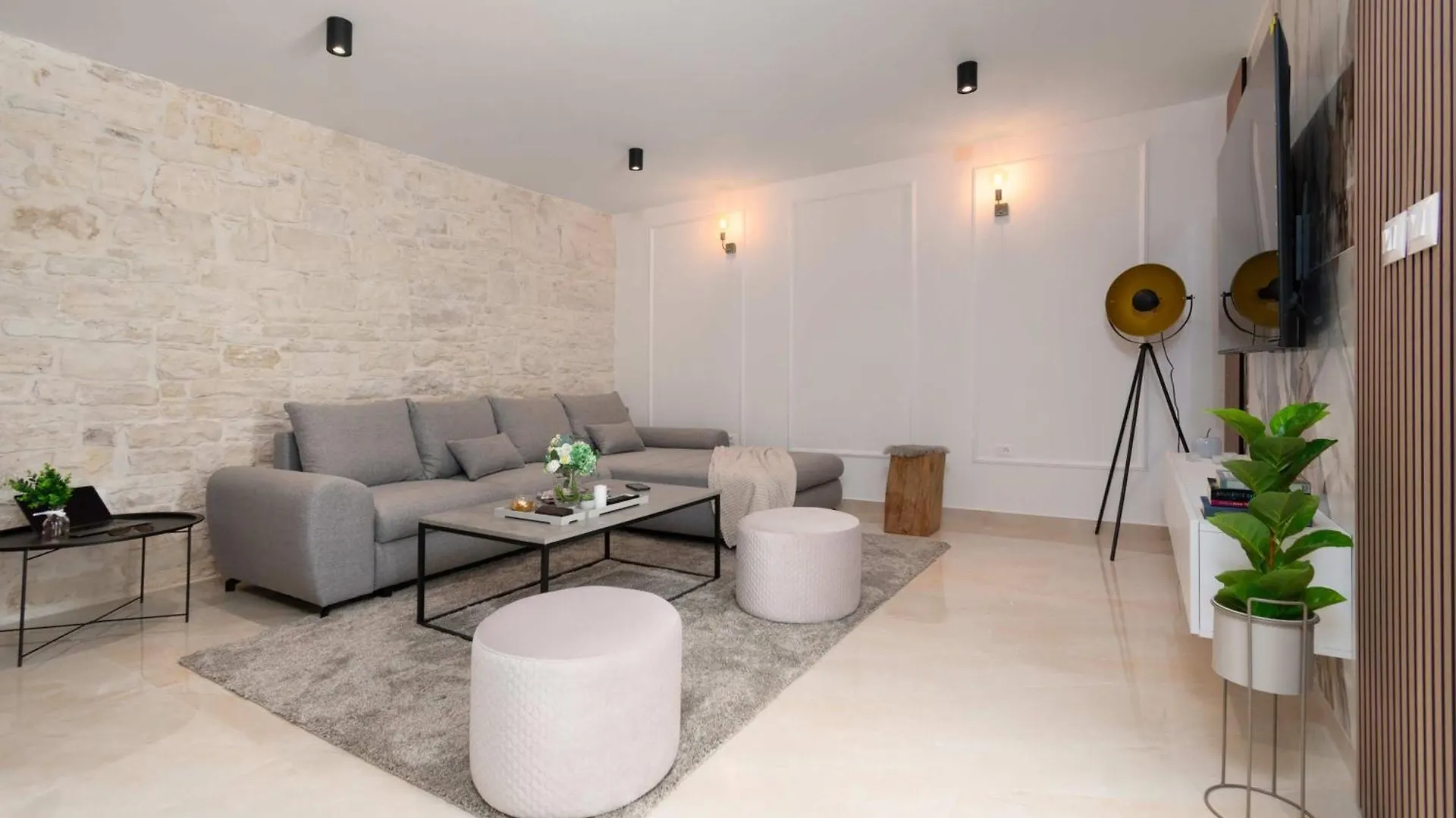Tinjan Villa Simone Designer, Modern And Heritage Mix, Umzaunt, Buro