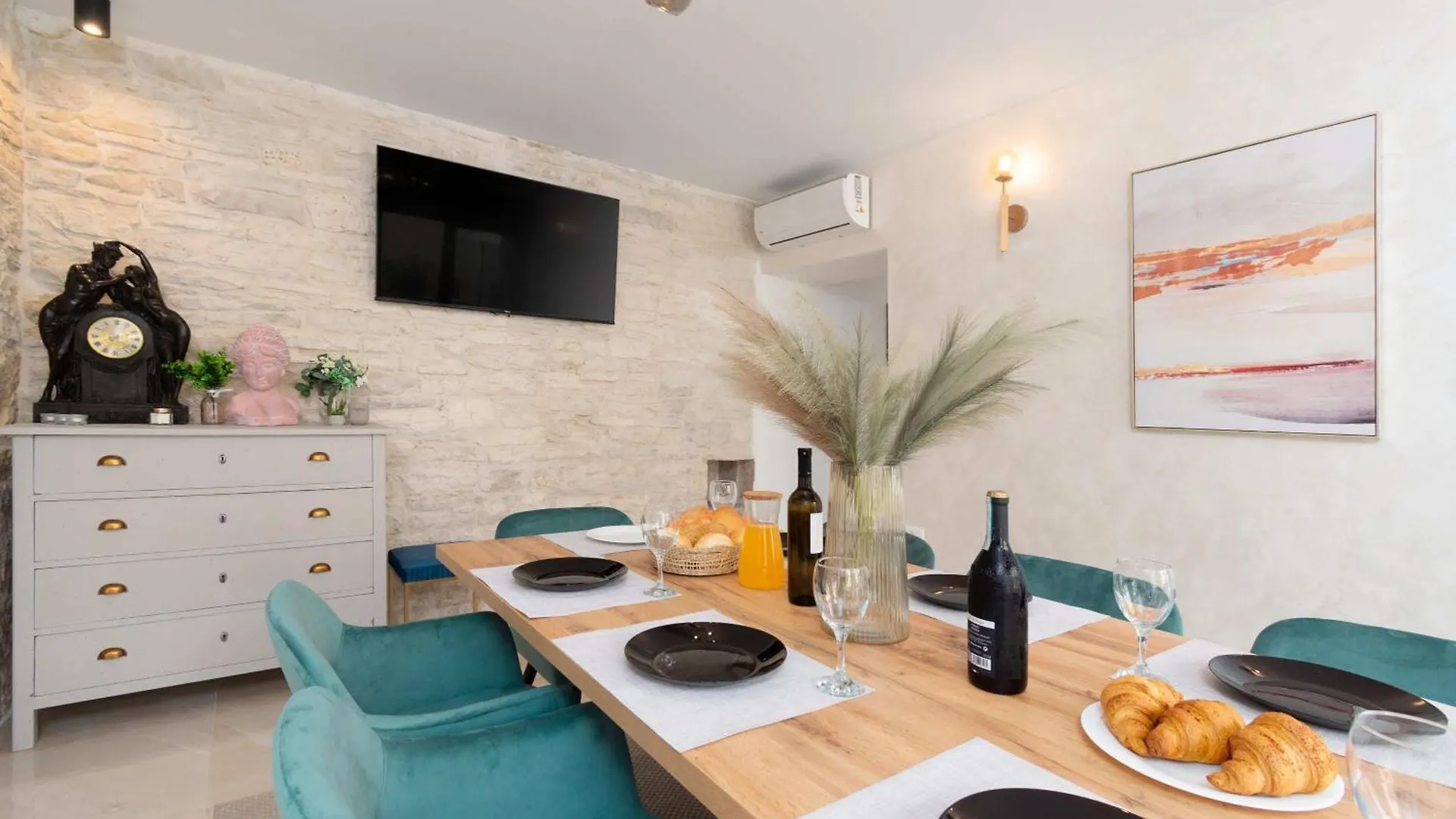 Villa Simone Designer, Modern And Heritage Mix, Umzaunt, Buro Tinjan