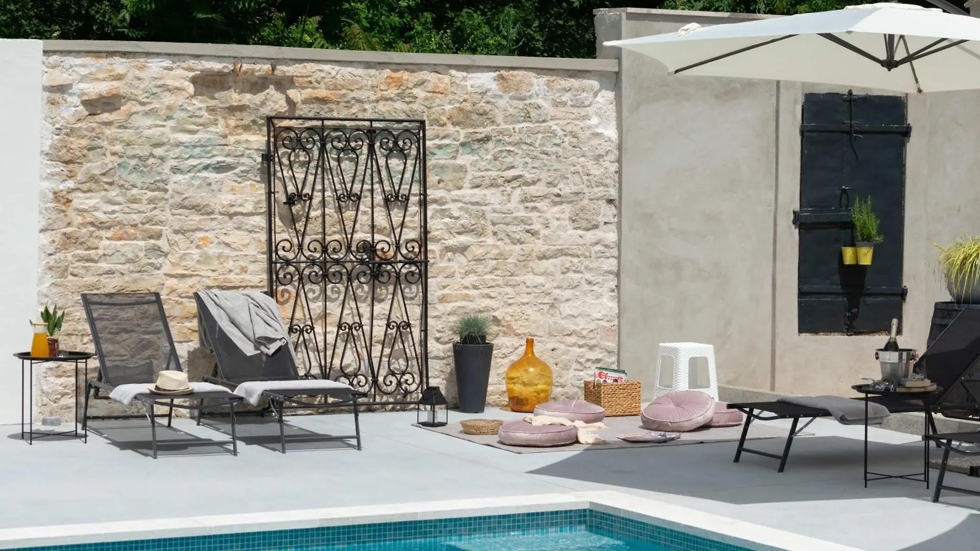 Tinjan Villa Simone Designer, Modern And Heritage Mix, Umzaunt, Buro בית נופש