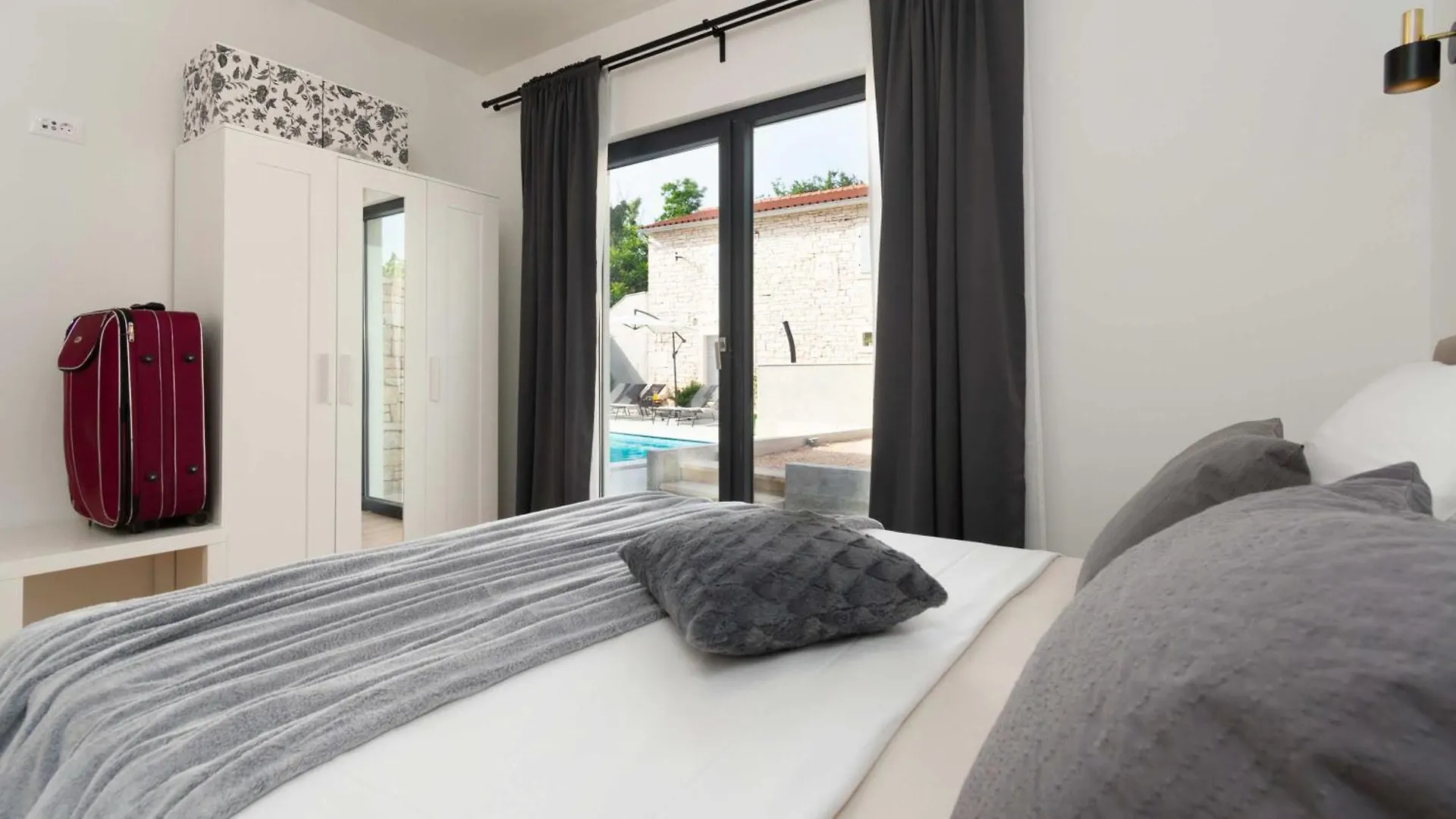 بيت للعطل Villa Simone Designer, Modern And Heritage Mix, Umzaunt, Buro Tinjan