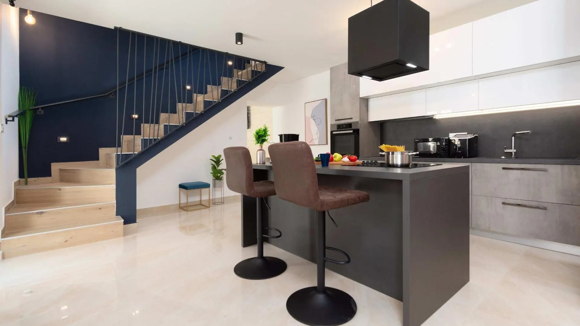 بيت للعطل Villa Simone Designer, Modern And Heritage Mix, Umzaunt, Buro Tinjan