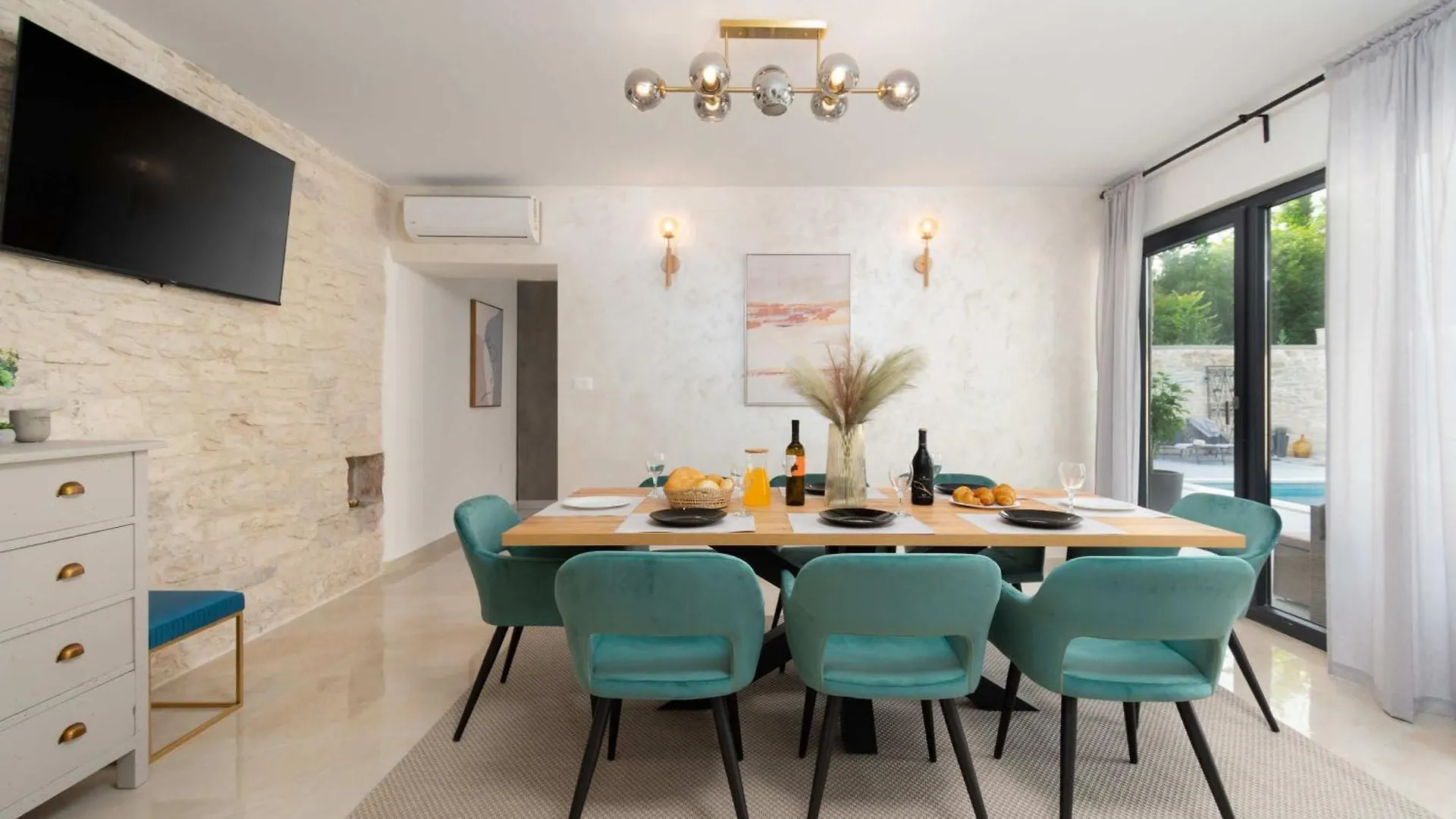 Tinjan Villa Simone Designer, Modern And Heritage Mix, Umzaunt, Buro 0*,  קרואטיה