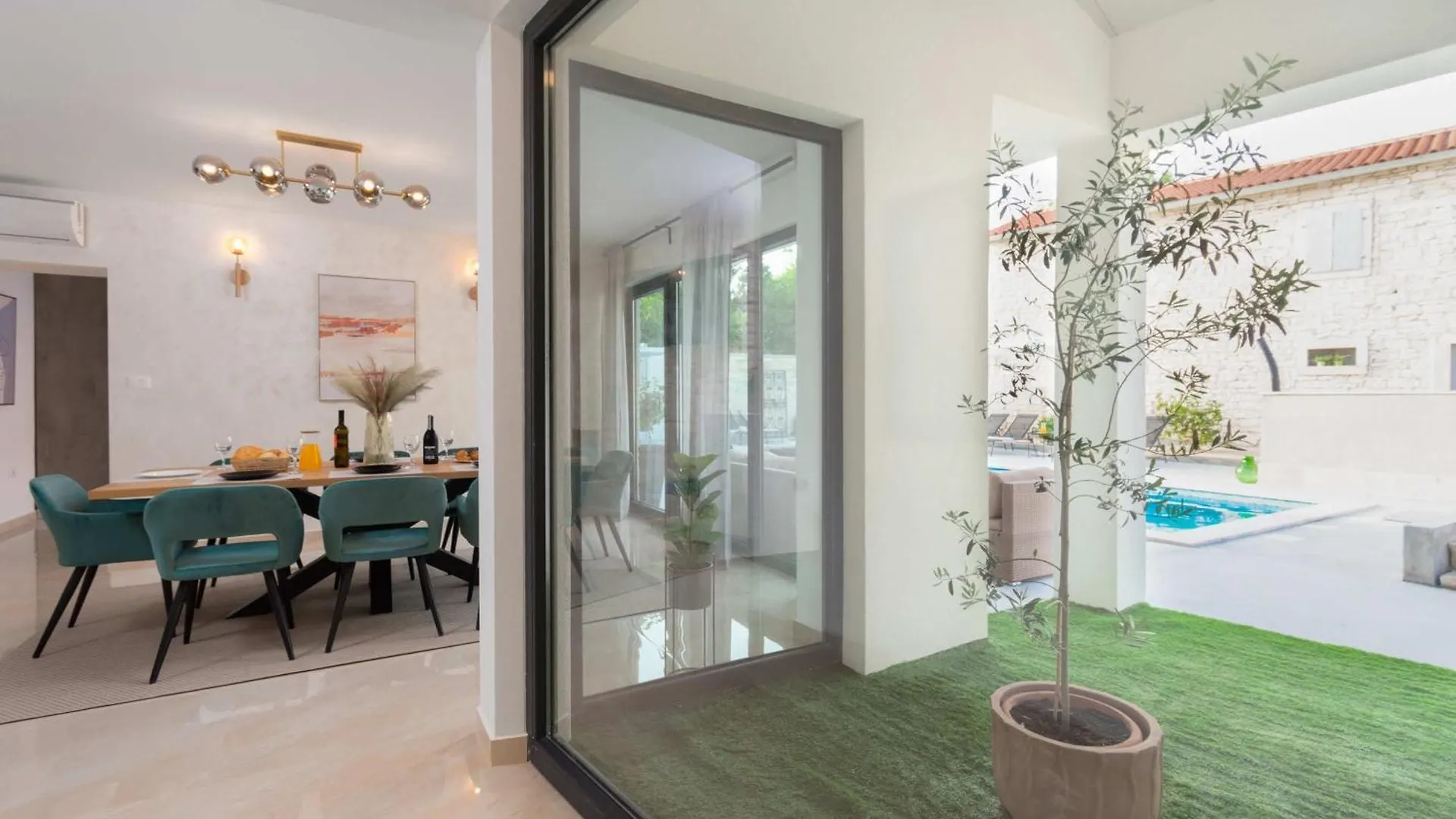Tinjan Villa Simone Designer, Modern And Heritage Mix, Umzaunt, Buro בית נופש
