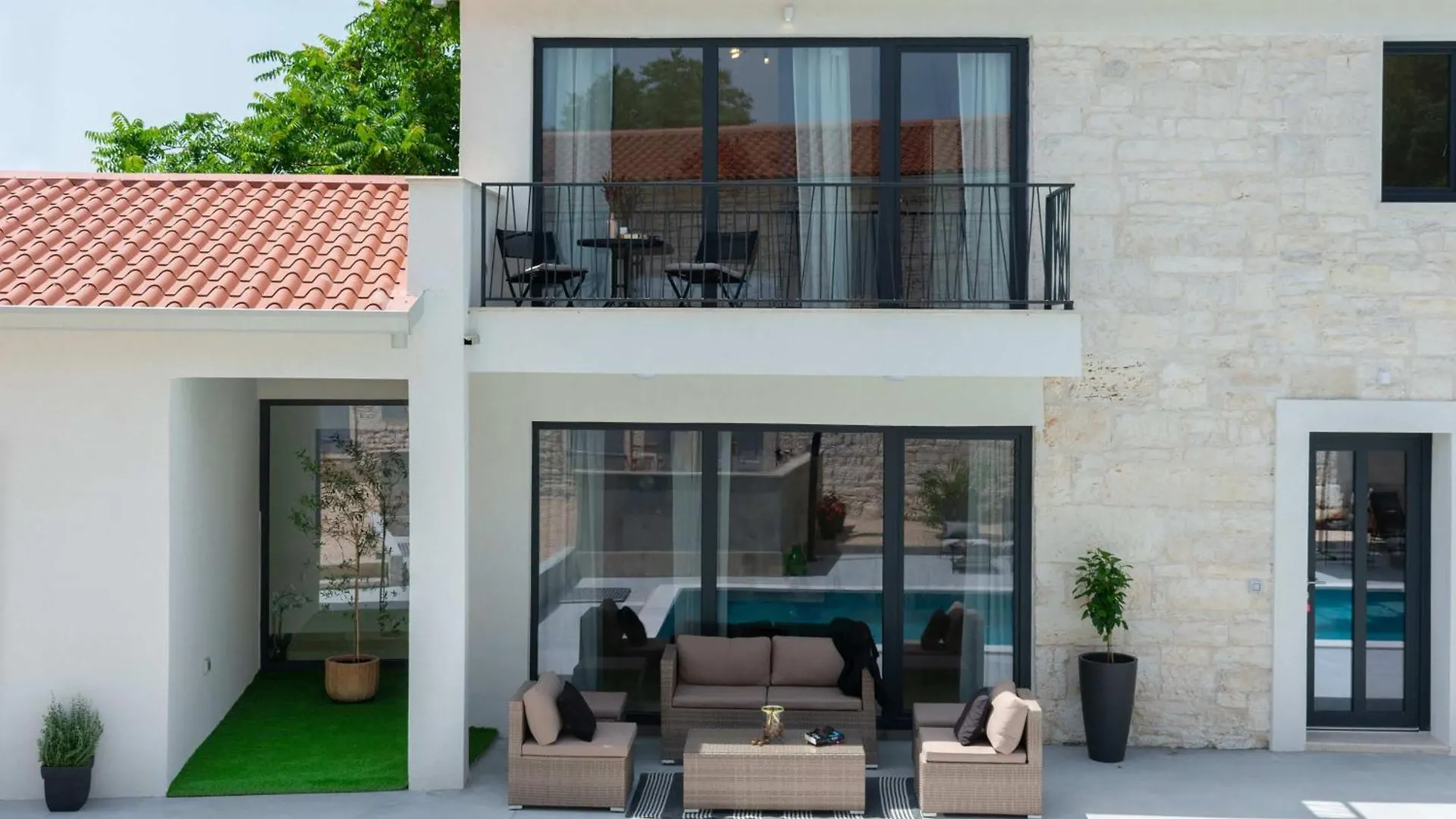 Villa Simone Designer, Modern And Heritage Mix, Umzaunt, Buro Tinjan