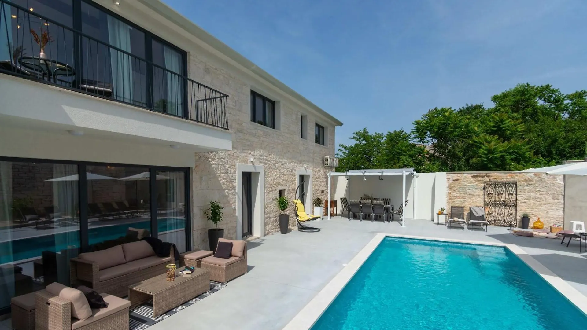 بيت للعطل Villa Simone Designer, Modern And Heritage Mix, Umzaunt, Buro Tinjan