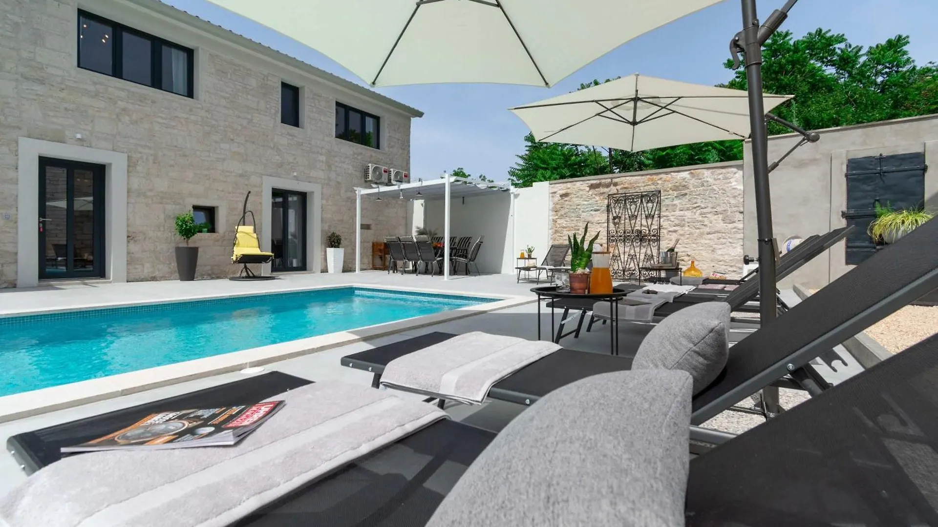 Villa Simone Designer, Modern And Heritage Mix, Umzaunt, Buro Tinjan 0*,