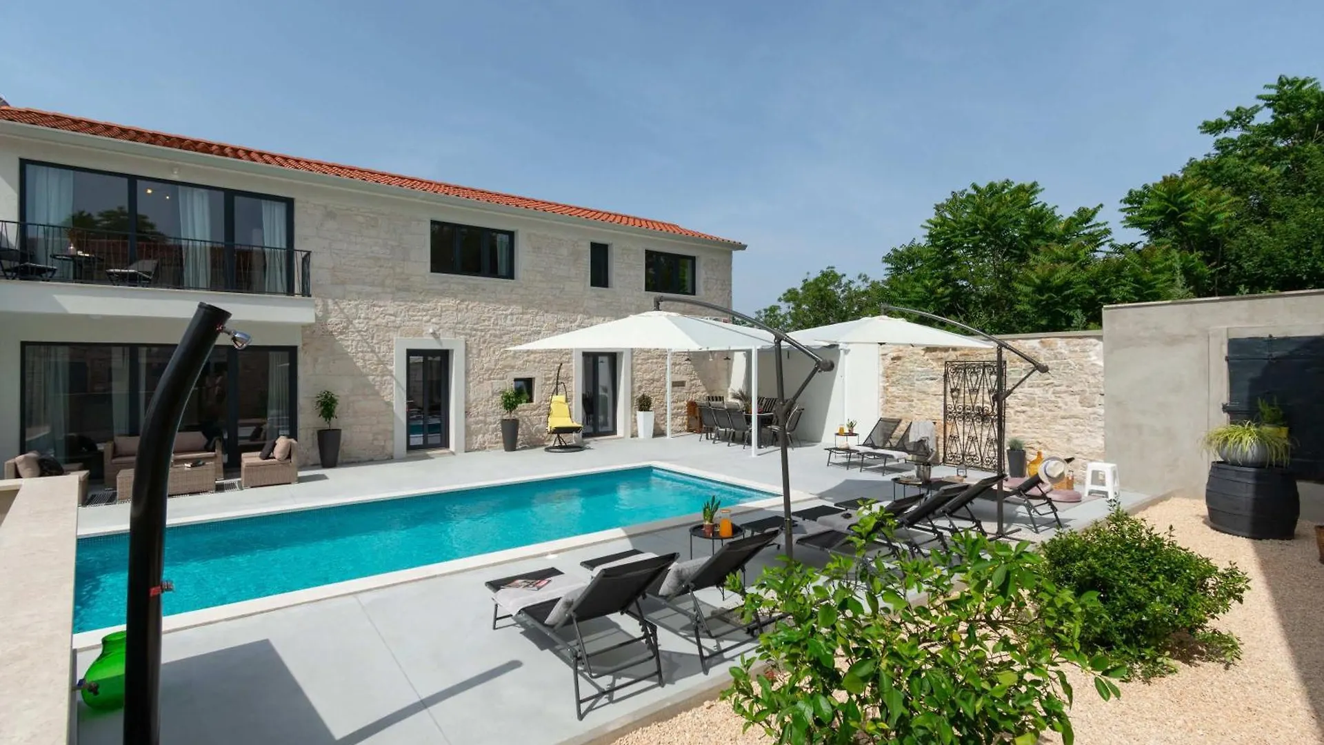 Tinjan Villa Simone Designer, Modern And Heritage Mix, Umzaunt, Buro
