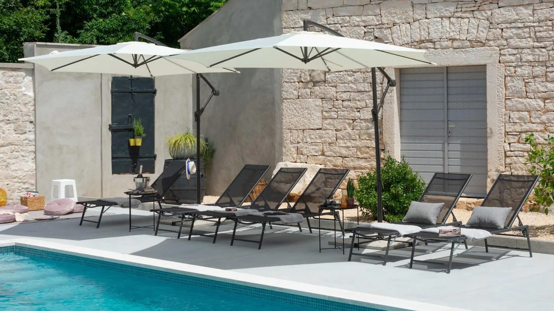 بيت للعطل Villa Simone Designer, Modern And Heritage Mix, Umzaunt, Buro Tinjan
